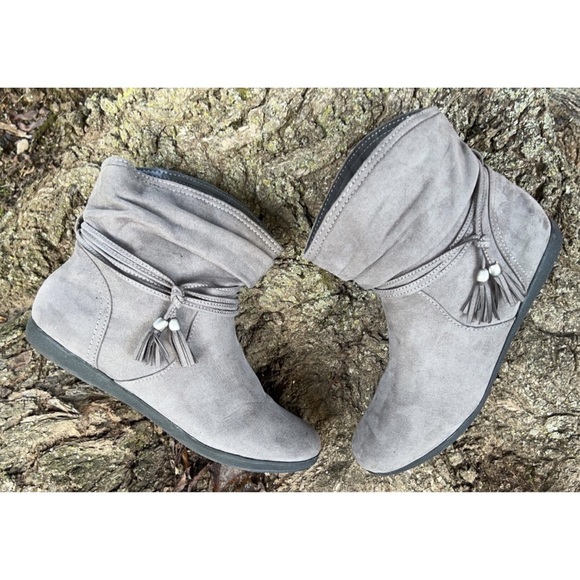 Arizona Jean Co Women Gray Tassels Ankle Boots - Picture 3 of 5